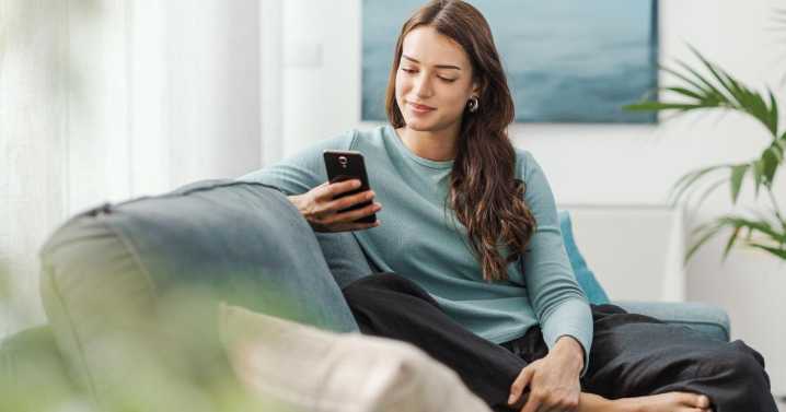 El uso excesivo de pantallas duplica síntomas de depresión en mujeres adolescentes