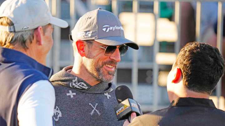 Aaron Rodgers arrives in Pittsburgh to sign contract with Steelers