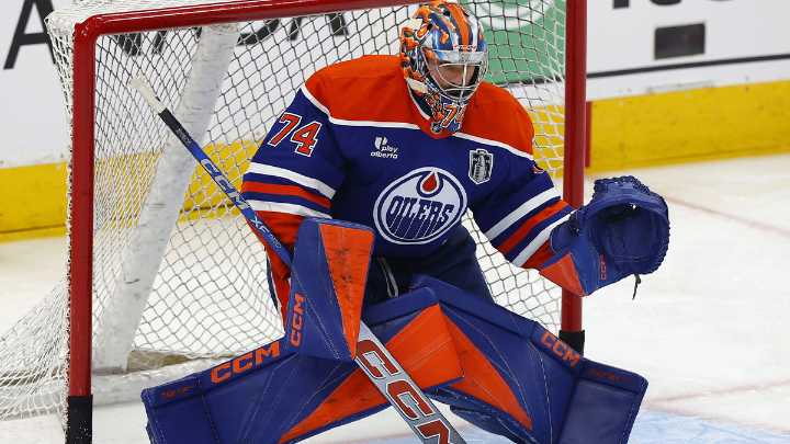 Oilers’ Stuart Skinner suffers injury scare after Sam Bennett collision