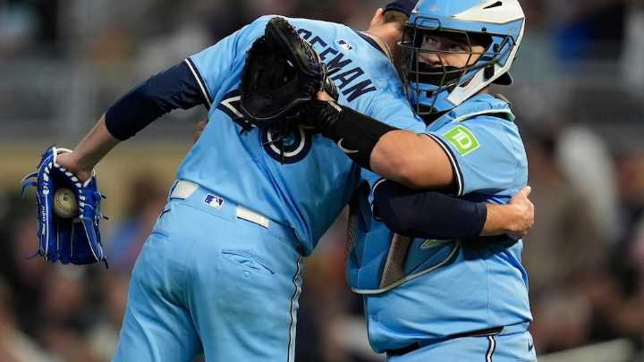 Barger hits 2-run HR, Bichette has go-ahead 2-run single as Blue Jays beat Twins 6