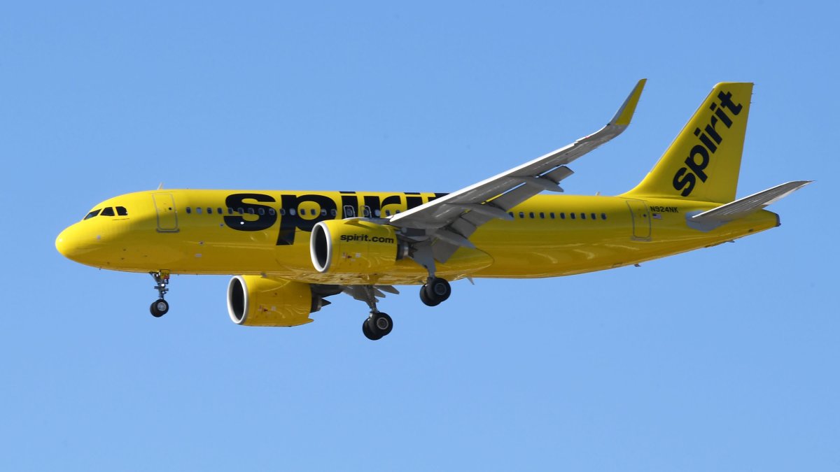 Man made a false bomb threat so he wouldn't miss a flight to LA, FBI says