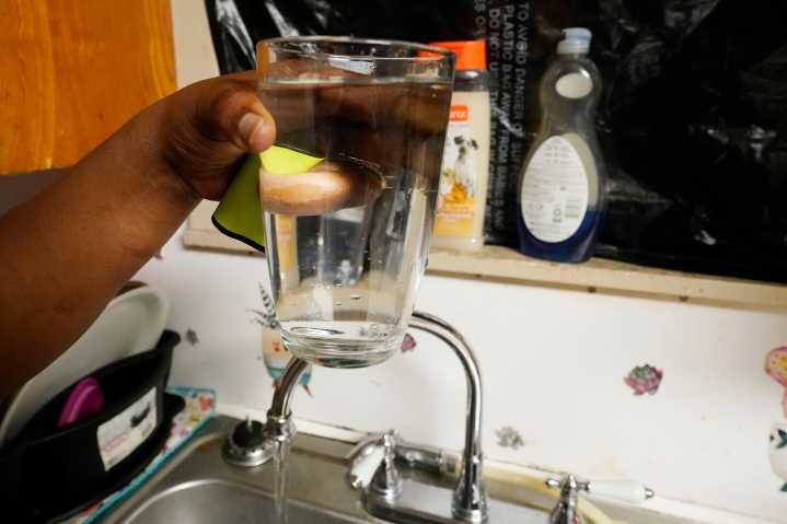 Mujer de Texas muere por una ameba devoradora de cerebros tras limpiarse nariz con agua del grifo