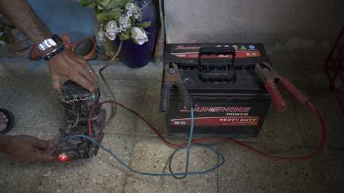 La falta de luz y gas desordena la vida cotidiana de los cubanos y los obliga a usar el ingenio