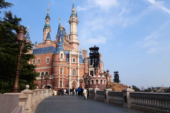 Brawl Breaks Out at Disneyland Over Line Jumpers