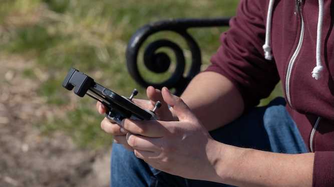 How to be that dick in the park annoying everyone with his Temu drone