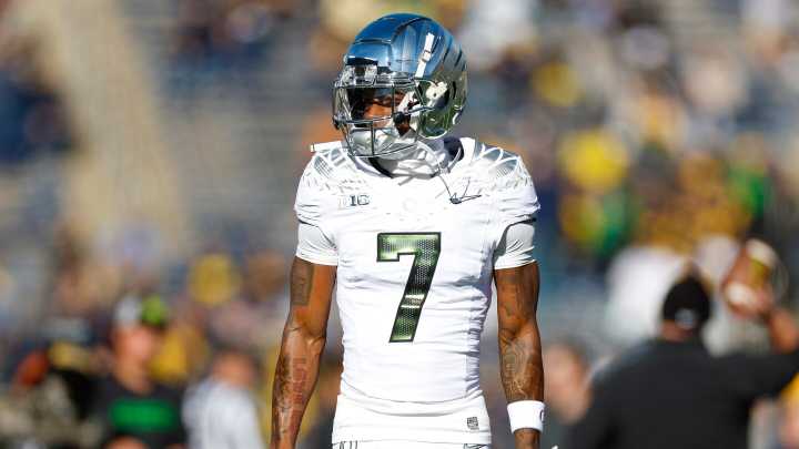Oregon WR Evan Stewart, who bypassed the 2025 draft, tore his patellar tendon