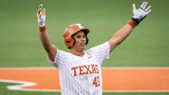 Texas baseball starting outfielder enters transfer portal