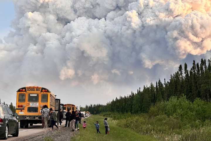 NDP calls on Saskatchewan Premier to bring in military as wildfires force evacuations