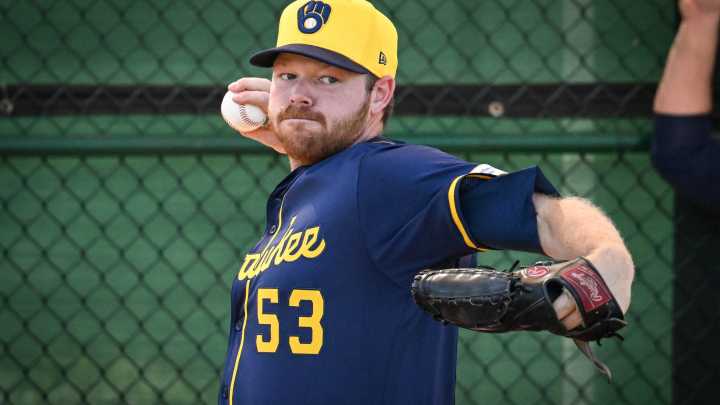 Brandon Woodruff has right elbow contusion, remains on…
