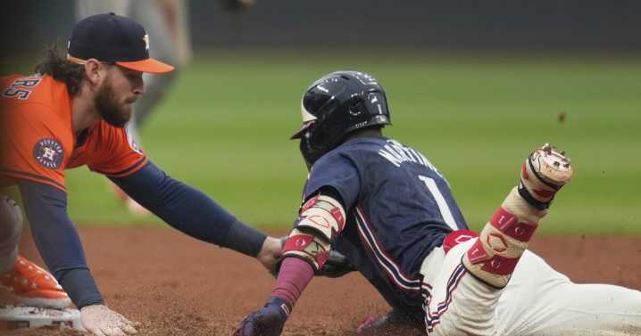 Peña extends hitting streak to 12 games, Gordon gets 1st win in majors as Astros beat Guardians 4