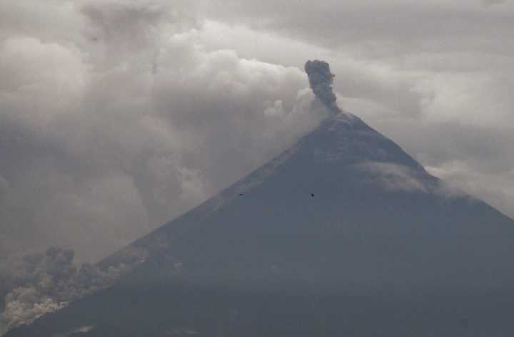 En Guatemala evacúan poblados por erupción del volcán de Fuego