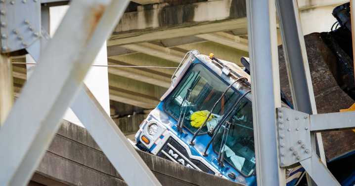Crews haul away garbage truck that was wedged between I-10 ramps for weeks in New Orleans