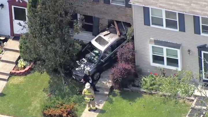 Car crashes into Woodbridge townhouse, 1 injured and 8 displaced