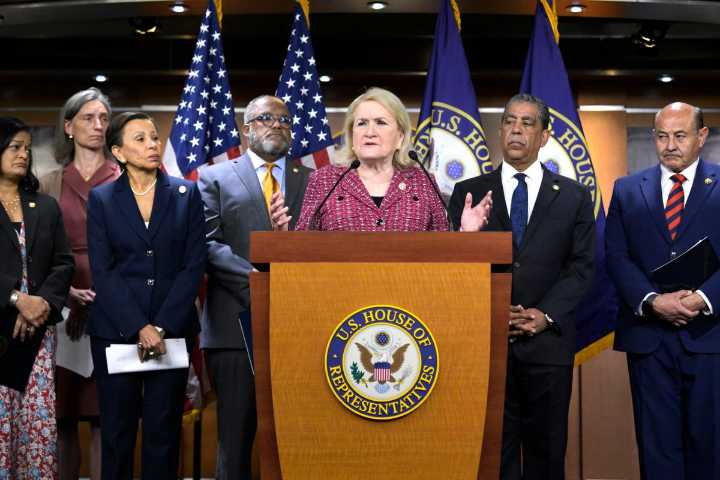 Demócratas denuncian trato “cruel” en centros de detención migratoria bajo Trump