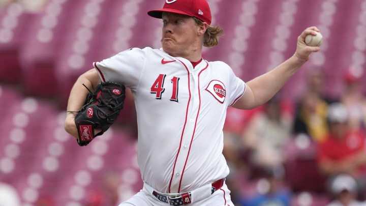 Brewers win 12th straight series against Reds with 9