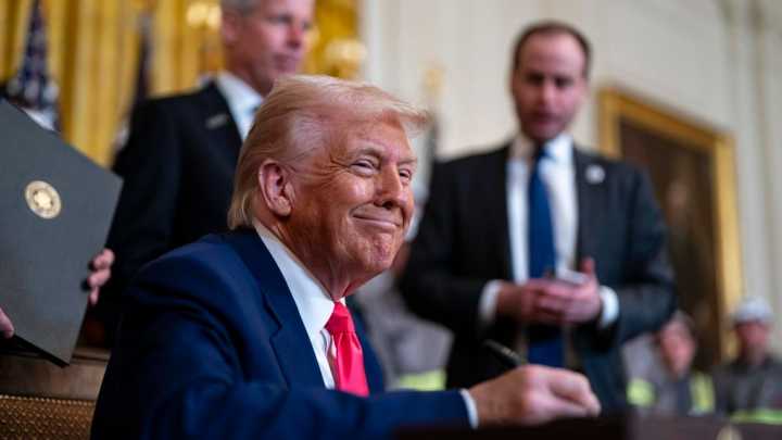 Trump habla por primera vez con Xi y rebaja la tensión entre las dos potencias: ambos "están deseando" verse en persona