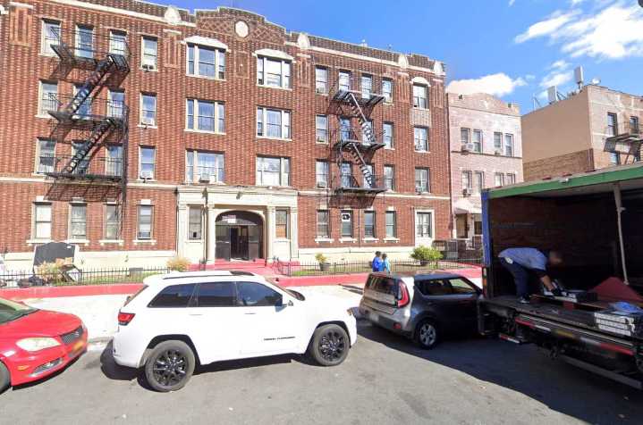 Brooklyn gunman sought for shooting man near apartment building in broad daylight