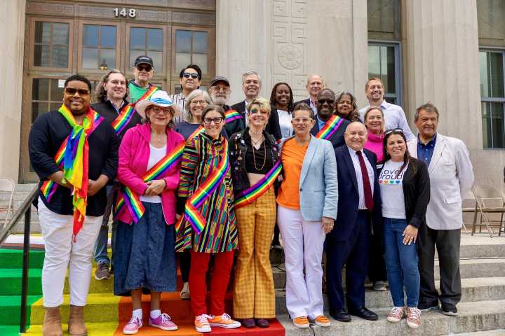 Westchester Iza la Bandera del Orgullo Progress