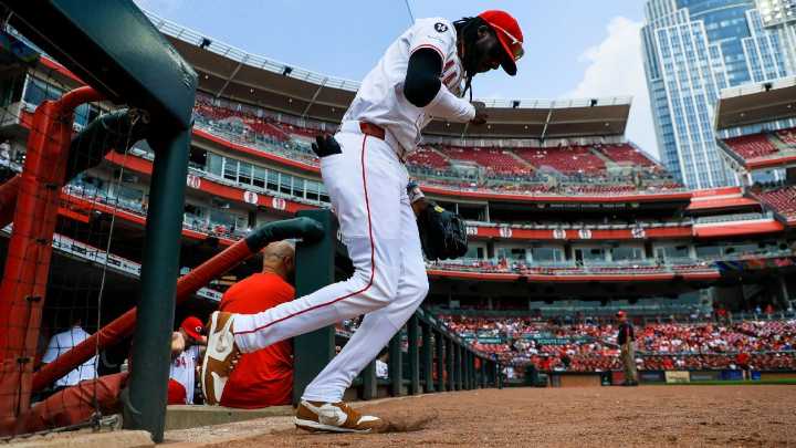 Elly De La Cruz out of Reds' lineup after flight from D.R. canceled