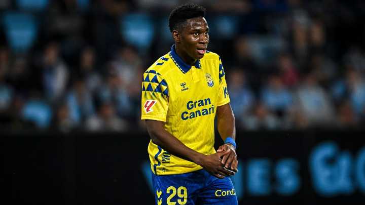 Dário Essugo: Young midfielder joins Chelsea from Sporting CP