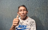 Cansado de perder su cosecha por falta de transporte, pide a sus paisanos buscar un cambio político