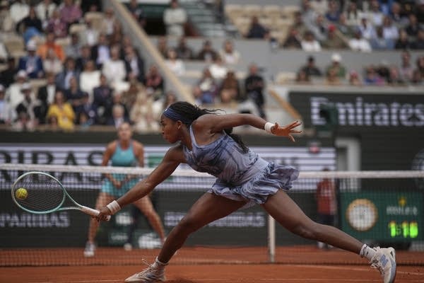 Coco Gauff defeats top-ranked Aryna Sabalenka in 3 sets to win her first French Open title