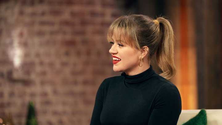Kelly Clarkson meets Clemson grad ceremony father-daughter duo – NBC 7 San Diego
