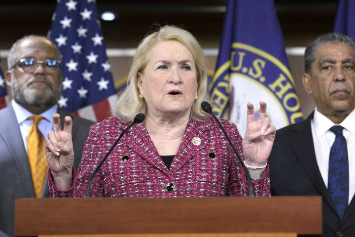 Demócratas denuncian condiciones “inhumanas” en centros de detención de migrantes de Trump