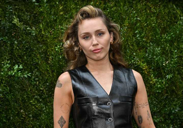 Miley Cyrus confiesa que ocultaba gastos en drogas como “ropa vintage”
