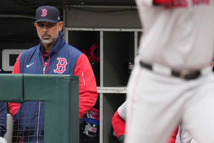 2004 Red Sox champion not pointing fingers at Alex Cora amid tough start to season