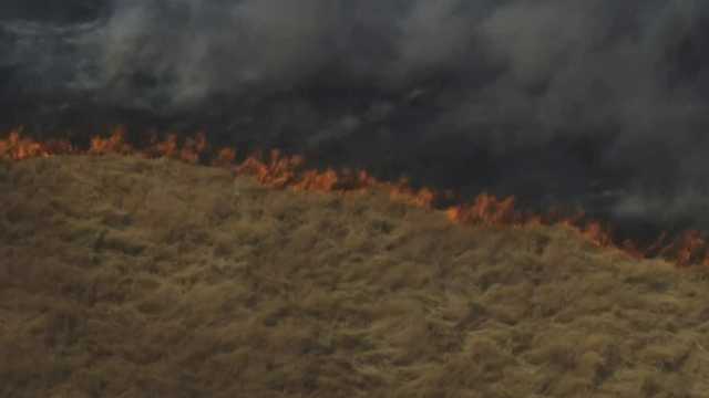 Crews tackle grass fire near Highway 99 in Sacramento County