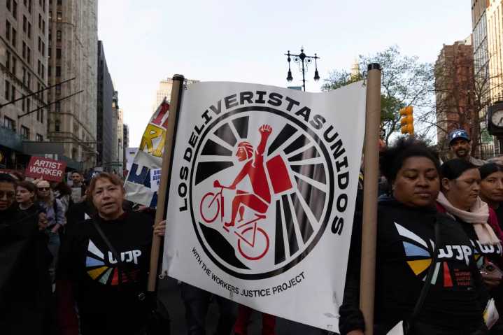 Temen que ofensiva contra bicicletas eléctricas perjudique a inmigrantes repartidores