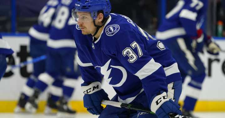 Tampa Bay Lightning sign forward Yanni Gourde to 6