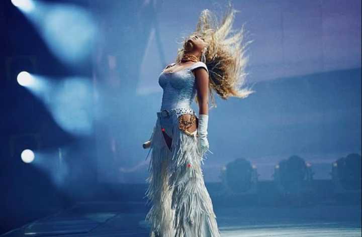 Beyonce battles rain and empty seats with daughters on London stage
