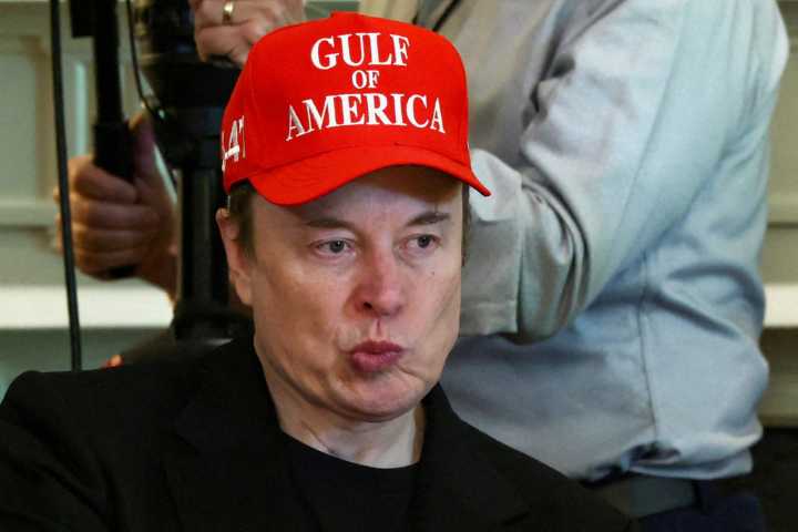 Musk backs off threat to decommission Dragon space capsule amid feud with Trump