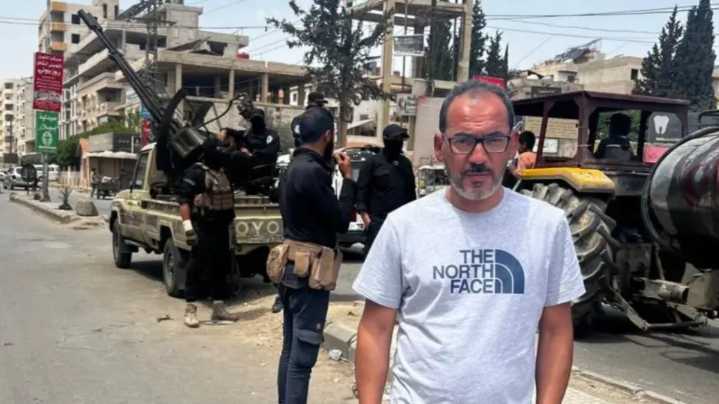 Armas apuntando a la cabeza, desnudados y con los ojos vendados: el equipo de la BBC detenido por fuerzas de Israel en el sur de Siria