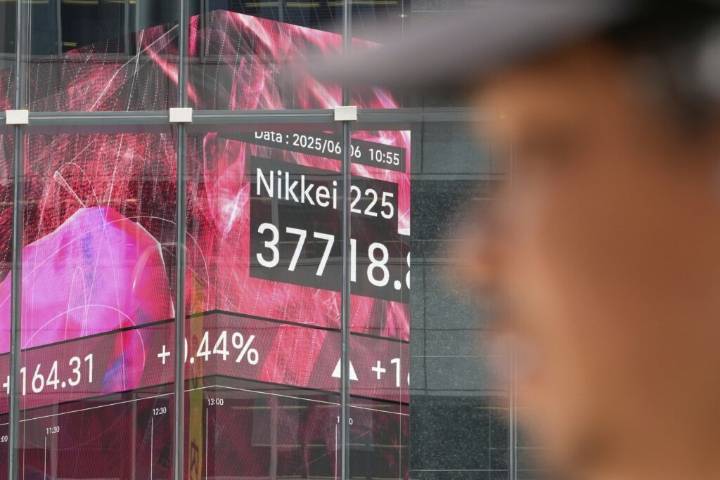 Wall Street drifts closer to its records as trade talks start between the world’s largest economies