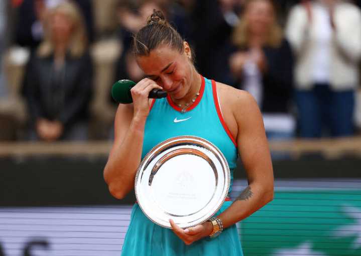 Coco Gauff beats Aryna Sabalenka in error-riddled French Open final