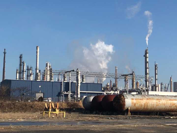 Delaware City Refinery emits sulfur dioxide