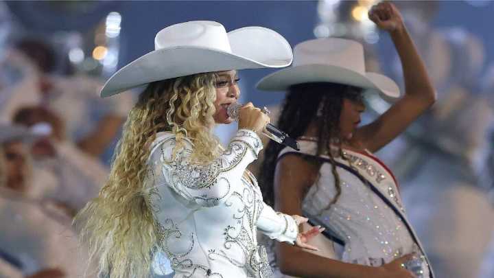 Beyoncé Expertly Handles Wardrobe Malfunction During Mid