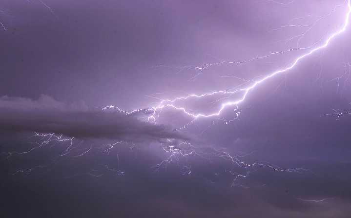 Suspected tornado leaves damage in Van Buren
