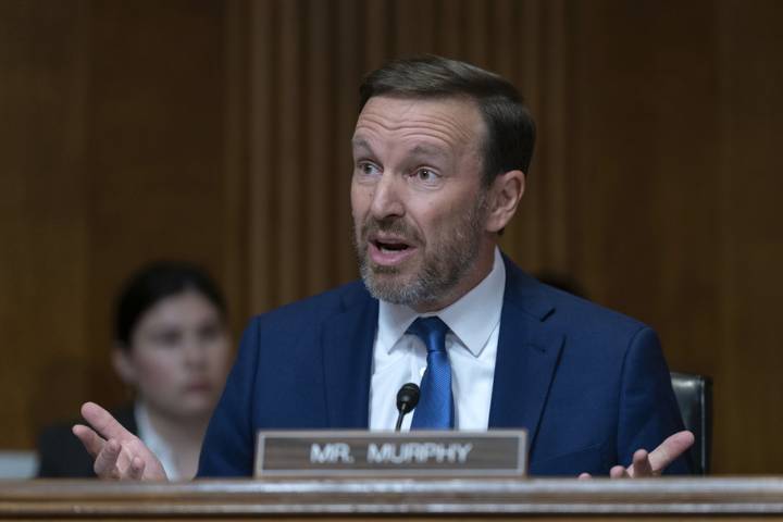 Senator calls out Trump for using military as political weapon