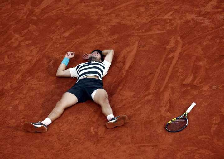 Alcaraz vence a Sinner y mantiene su reinado en el Roland Garros – NotiCel 