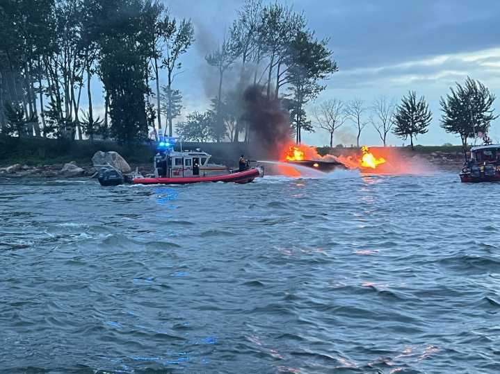 Explosión de barco en Long Island Sound deja tres heridos y 19 más obligados a nadar para salvarse