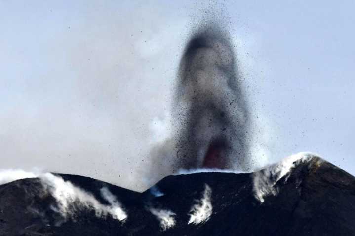 Italy's Mount Etna erupts, forcing tourists to flee