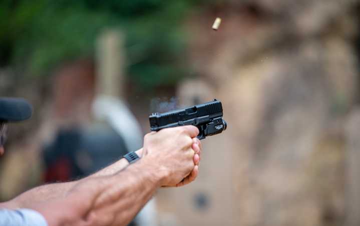 Mujer resulta herida de bala frente a negocio