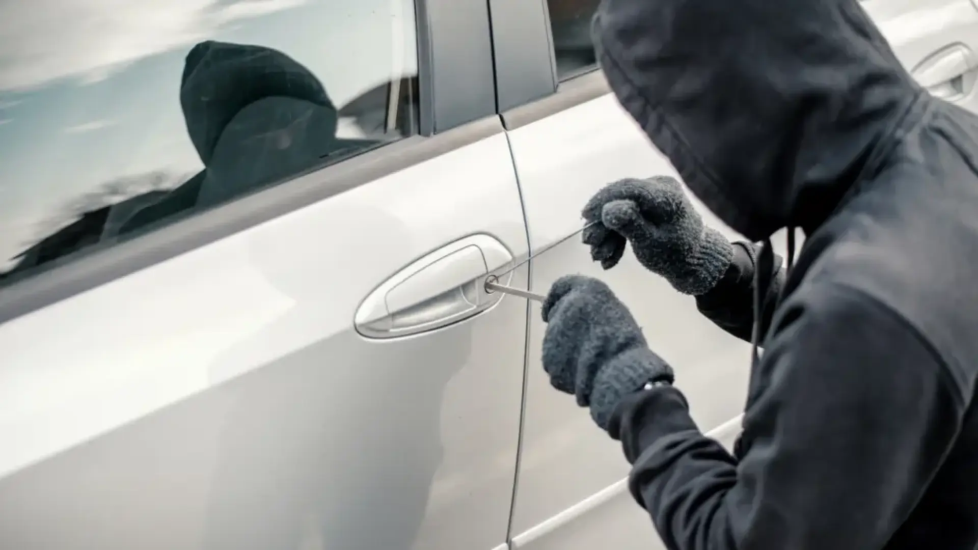 Una Guardia Civil advierte del método que utilizan los ladrones para saber si te has dejado una tablet o un móvil en el coche