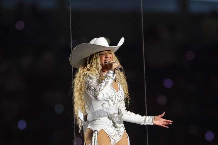 WATCH: Beyonce’s Suffers Wardrobe Malfunction While on Stage