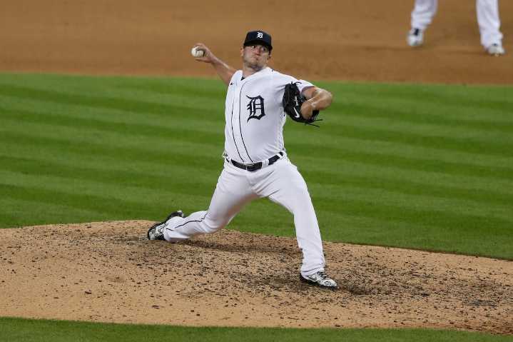 Former Tigers reliever returns to Angels on minor
