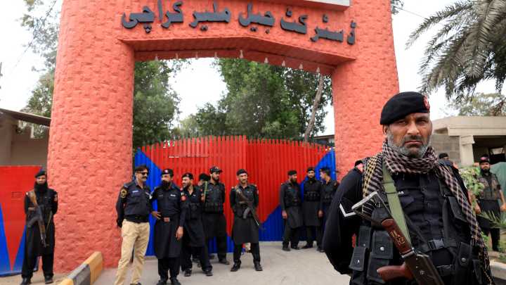 Over 200 inmates escape Pakistani prison after earthquake